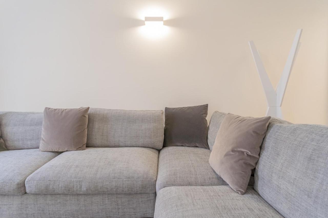 Modern & Stylish Apartment In Como City By Rent All كومو المظهر الخارجي الصورة